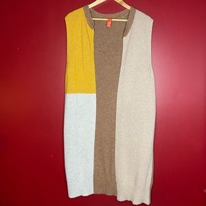 Mid length Knitted vest.